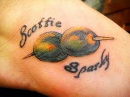 Tatuaje de unas olivas pinchadas con un palillo