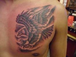 Tatuaje de un águila en el pecho