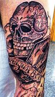 Tatuaje de un cráneo de calavera y un féretro
