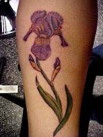 Tatuaje de una planta con flor