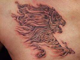 Tatuaje de un león de fuego