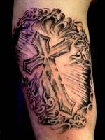 Tatuaje de una cruz espantando los males espíritus