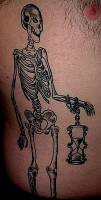 Tatuaje de un esqueleto con un reloj de arena