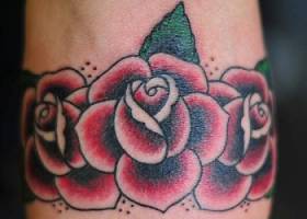 Tatuaje de un brazalete de flores para mujeres