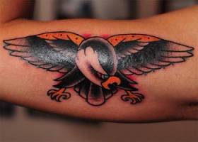 Tatuaje de un águila en el bicepss