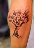 Tatuaje de un árbol quemándose 
