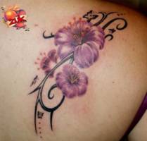 Tatuaje de un tribal con flores. Tatuaje para mujeres.