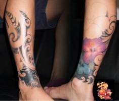 Tatuaje de flores con tribales en el antebrazo