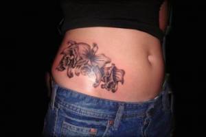 Tatuaje para mujeres,  flores en la barriga