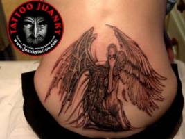 Tatuaje de un ángel abrazando a un demonio