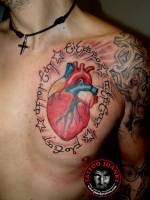 Tatuaje de un corazón en el pecho