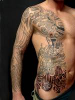 Tatuaje de un samurai y unas carpas en medio cuerpo