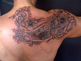 Tatuajes de flores y agua en la espalda