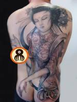 Tatuaje de una geisha en la espalda