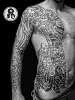 Tatuaje de un samurai y algunas carpas. Tattoo en blanco y negro