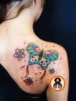 Tatuaje de unas mariposas y flores en el hombre. Tatuaje para mujeres