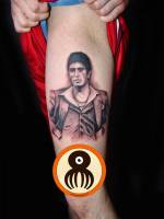 Tatuaje de Tony Montana de Scarface. Tatuaje en la pierna