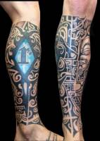 Tatuaje maorí toda la pierna