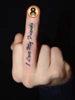 Tatuaje de una frase en el dedo