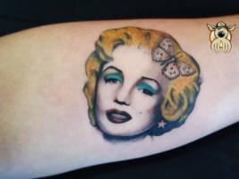 Tatuaje de Marilyn Monroe con una mariposa