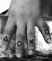 Tatuaje de los símbolos del mando de la Play Station en los dedos