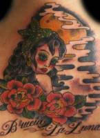 Tatuaje de una chica con unas flores y una luna de fondo 