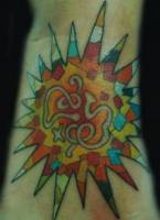 Tatuaje de un sol multicolor