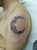 Tatuaje de una luna hecho con tribales