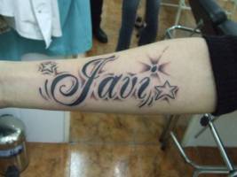Tatuaje del nombre Javi con algunas estrellas