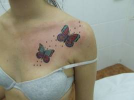 Tatuaje de dos mariposas bajo un cielo estrellado