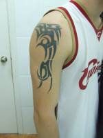 Tatuaje de un tribal en el brazo