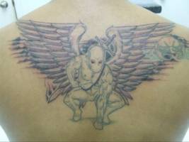 Tatuaje de un angel guerrero alado