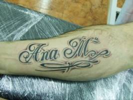 Tatuaje de un nombre en el antebrazo