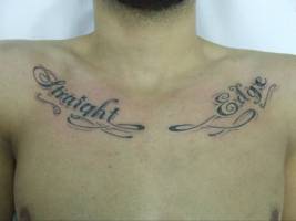 Tatuaje de una frase encima del pecho