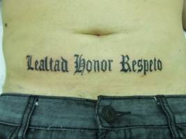 Tatuaje de la frase Lealtad Honor Respeto