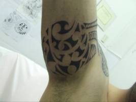Tatuaje maori tocando a la axila