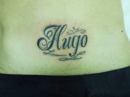 Tatuaje del nombre Hugo