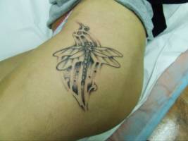 Tatuaje de una libélula volando