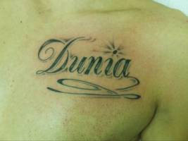 Tatuaje de un nombre en el pecho
