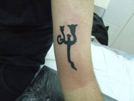 Tatuaje de un simbolo en el bicepss