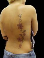 Tatuaje de unas flores en la espalda. Tattoo para mujer