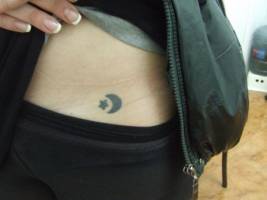 Pequeño tatuaje de una luna arabe