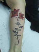 Tatuaje de unas flores con nombres en el tallo