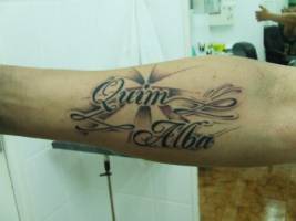 Tatuaje de unos nombres en el brazo