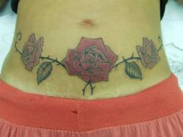 Tatuaje de unas rosas en la barriga