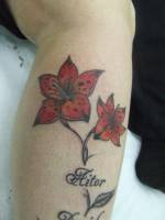 Tatuaje de unas flores con nombres