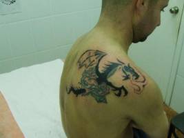 Tatuaje de un dragón atravesando un corazón