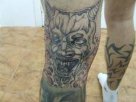 Tatuaje de un demonio en la pierna