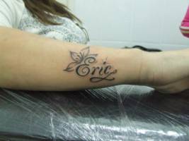 Tatuaje de un nombre con una flor