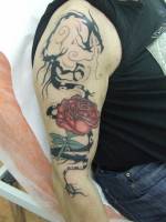 Tatuaje de una rosa y un dragón hecho de humo